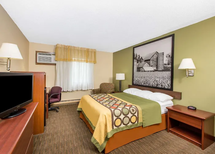 Super 8 By Wyndham Fairmont