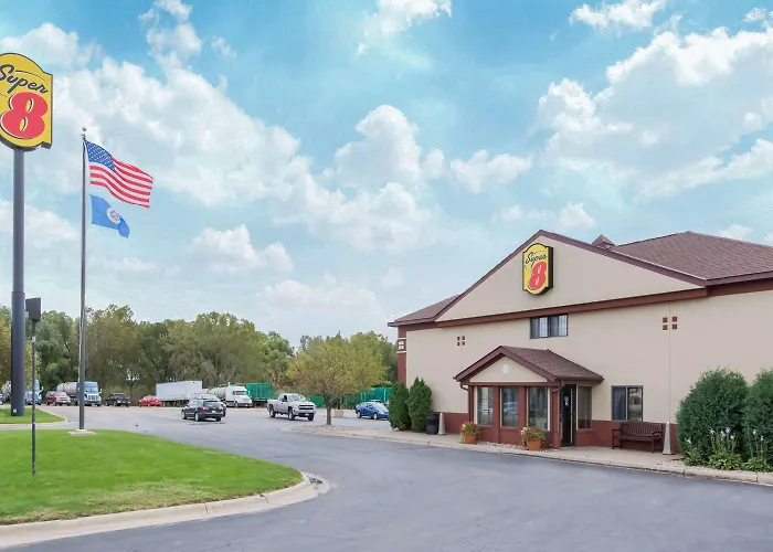 Super 8 By Wyndham Fairmont