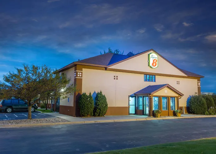 Super 8 By Wyndham Fairmont