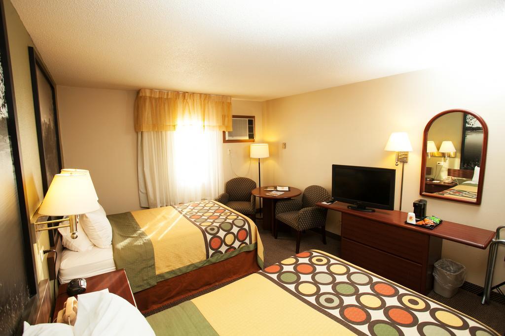 Hotel Super 8 By Wyndham Fairmont