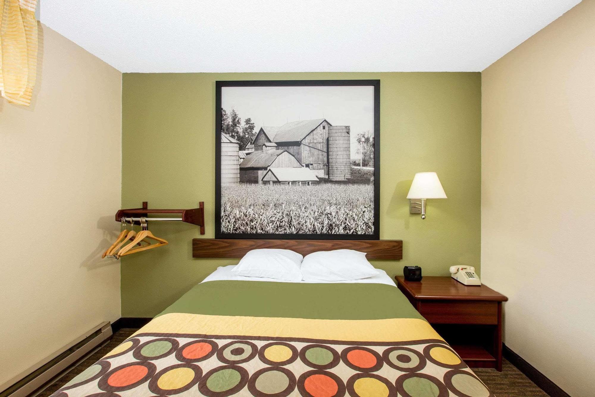 Super 8 By Wyndham Hotel